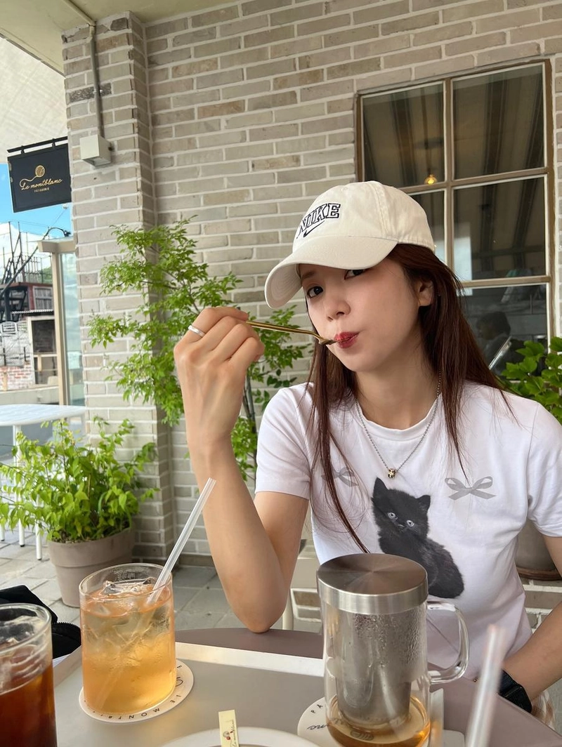 “느리게 흐르는 오후”…박초롱, 여름빛 감각→한적한 카페에서의 여유 / 걸그룹 에이핑크 박초롱 인스타그램