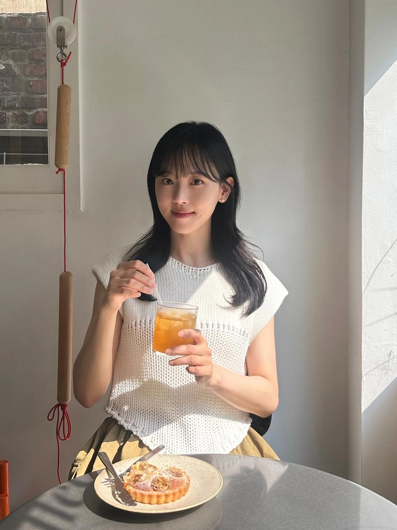 “퇴근 후에는 느긋하게”…강한나, 소박한 여름→햇살 아래 티타임 / 배우 강한나 인스타그램