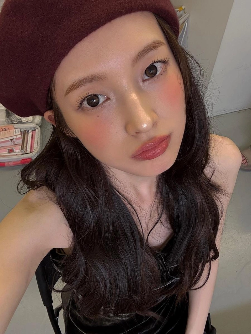 “뽀로통통”…아린, 베레모 속 여름밤→몽환적 심쿵 셀카 / 걸그룹 오마이걸 아린 최예원 인스타그램