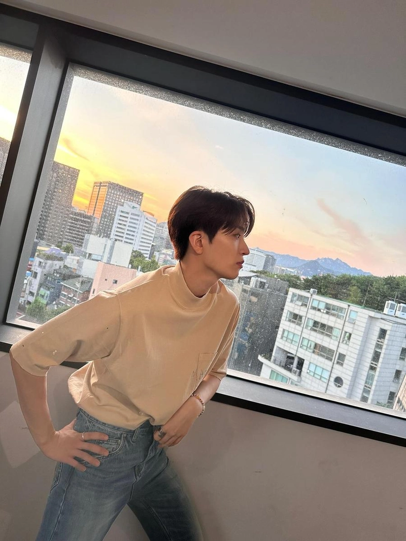 “노을 아래 멈춰선 순간”…영재, 여름 저녁 감성→도심 풍경에 녹아든 여유 / 갓세븐 영재 인스타그램