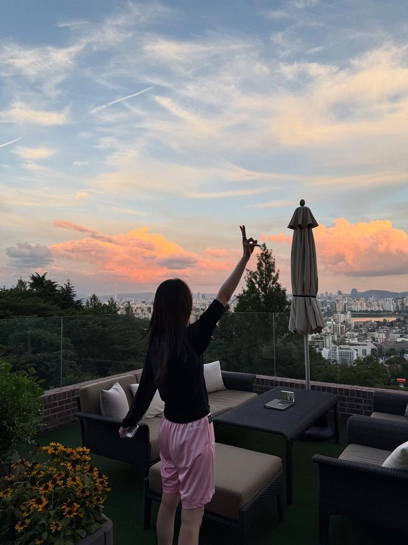 “새벽빛 머금은 손끝”…박규영, 여름 저녁 하늘→감성 압도 / 배우 박규영 인스타그램
