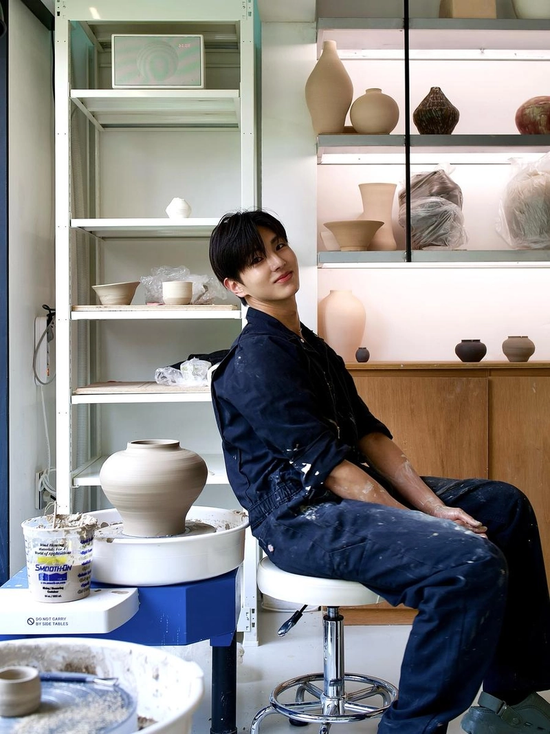 “백아에서 꽃 피우는 마음”…이경환, 여름 저녁 작업실→감사와 행복의 미소 / 도예가 이경환 인스타그램