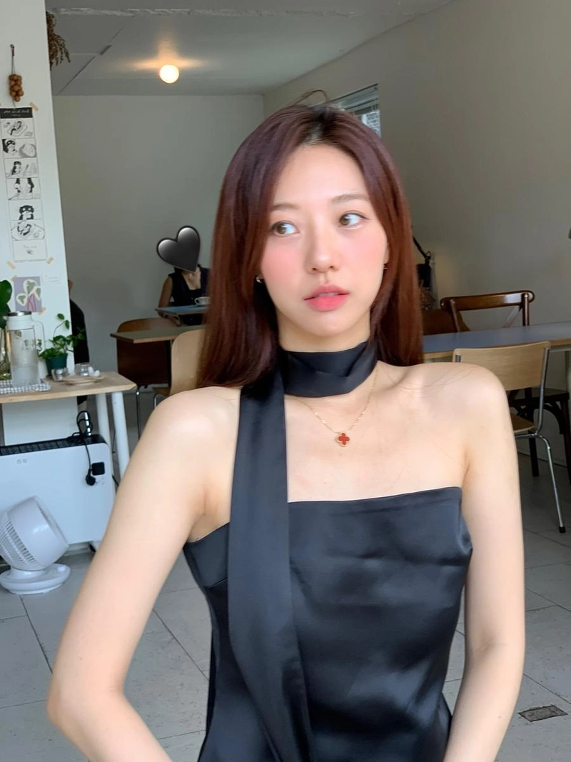 “요즘”…송다혜, 묘한 눈빛 담고→여름 카페 감성 활짝 / 환승연애3 출연자 가수 송다혜 인스타그램