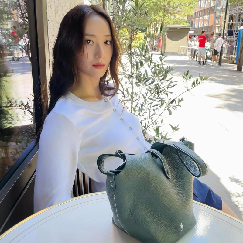 “햇살에 잠긴 여름 오후”…정수정, 투명한 고요→청량한 미소 / 걸그룹 에프엑스 정수정 인스타그램