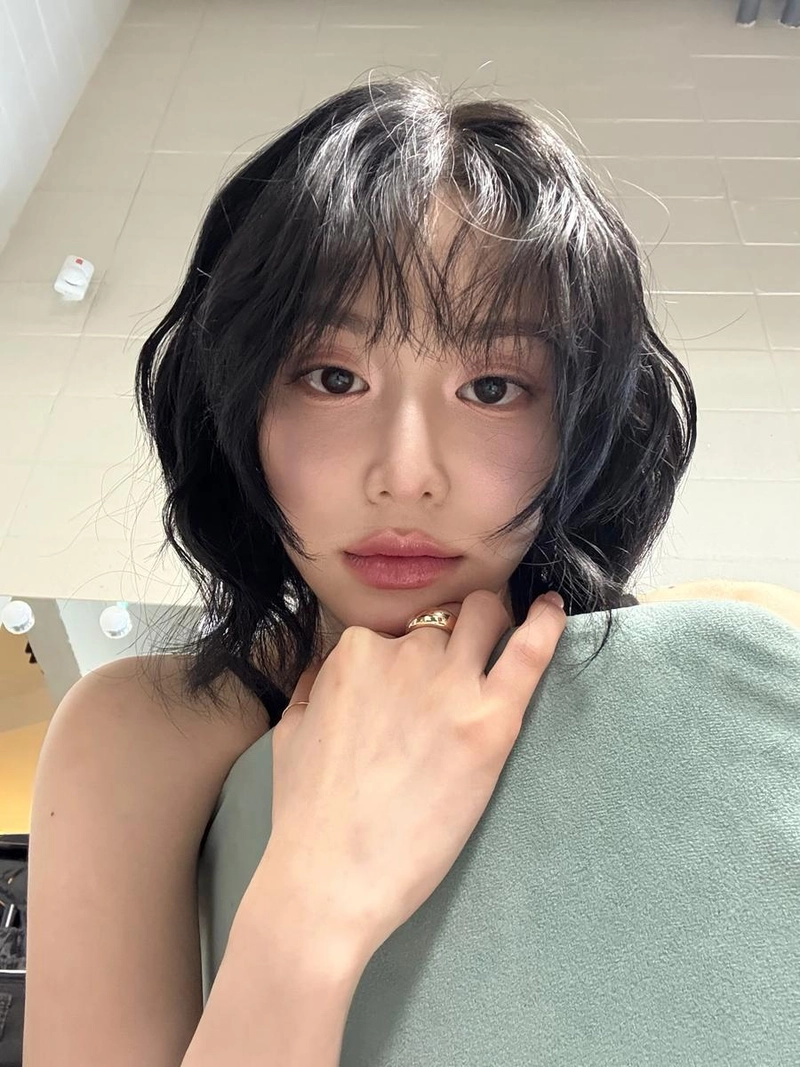 “끄읕- 오늘 하루도 고생하셨슴다”…백송민, 무심한 눈빛→청량 미모 여운 / 모델 백송민 인스타그램