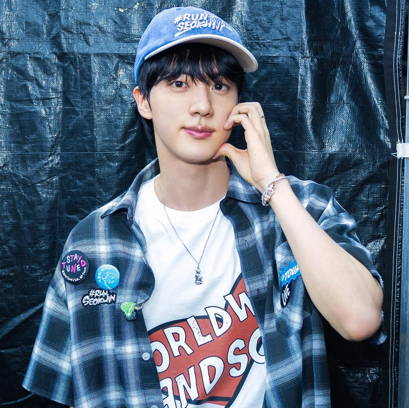 “방탄소년단 진, 동안 미모에 모두 놀랐다”…CNN 브라질 직원도 ‘20살로 보여요’→연예계 실물 1위 존재감