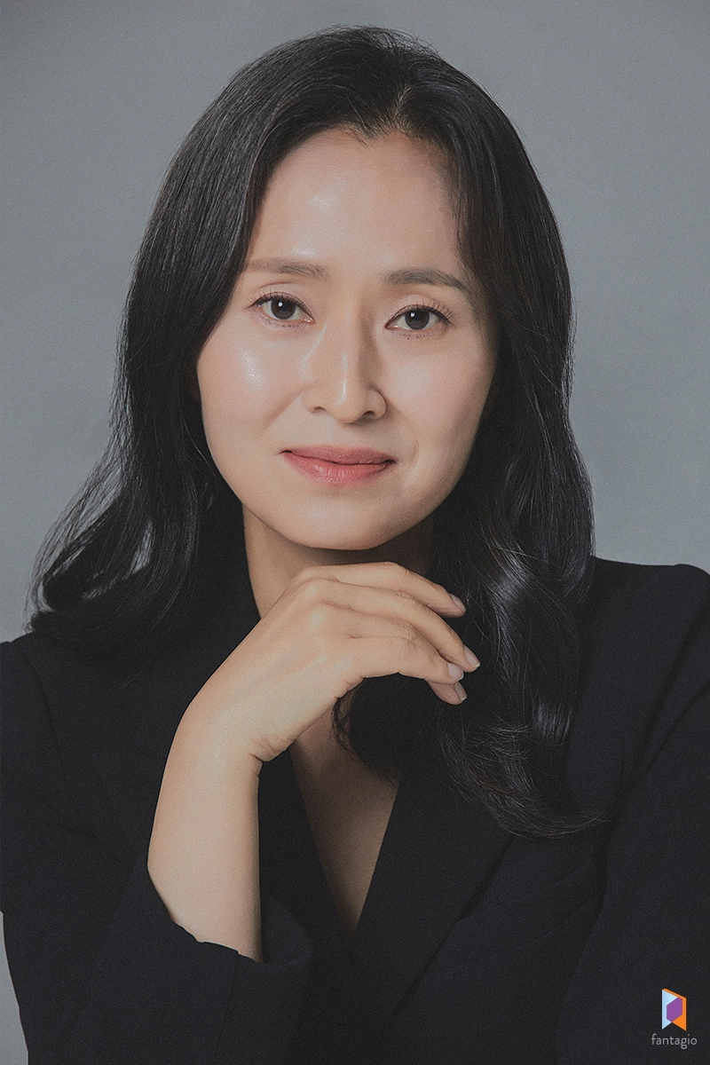 “노련한 생존자의 면모”…김현, ‘춘섬이의 거짓말’ 무대→연극계 기대 집중 / 판타지오