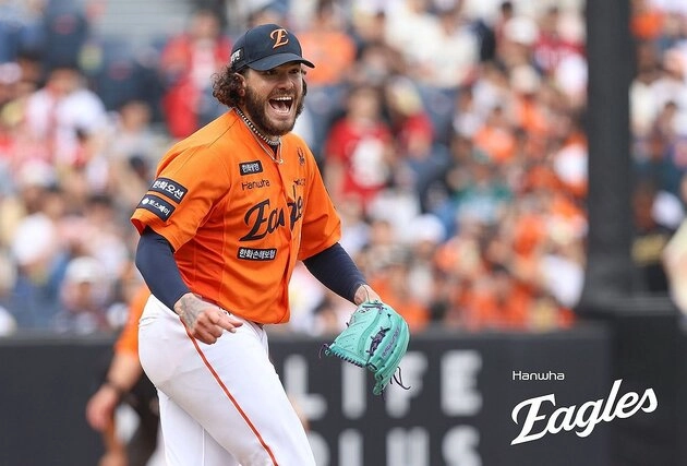 “18탈삼진·타율 0.366”…폰세·안현민, KBO리그 투타 MVP 양강 질주 / 연합뉴스