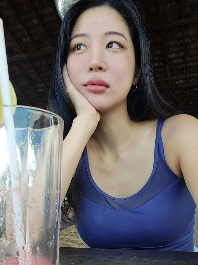 “유리잔 너머로 전해진 여름”…미경, 깊은 시선→청량한 분위기 / 나는 솔로 25기 미경 인스타그램