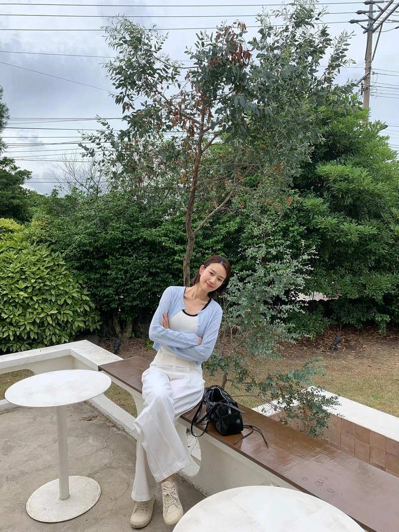 “손이 가는 여름의 청량”…장희령, 흰 바람옷과 미소→여름날의 무드 완성 / 배우 장희령 인스타그램