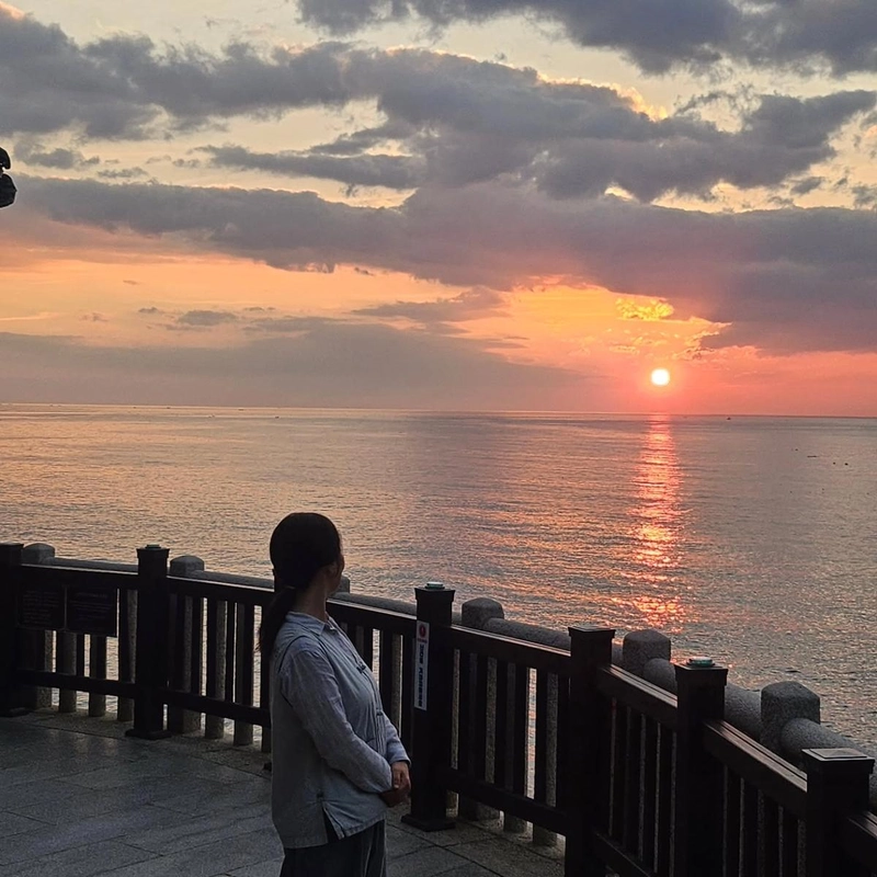 “합장이 마음을 겸허하게 하네요”…오민애, 해돋이 앞 고요→잊지 못할 여름 새벽 / 배우 오민애 인스타그램