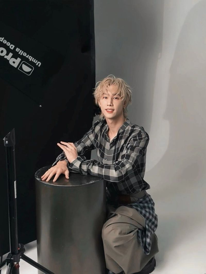 “빛에 기대어 미소 짓다”…마크, 여름 오후→청명한 존재감 전한 순간 / 그룹 갓세븐 마크 인스타그램