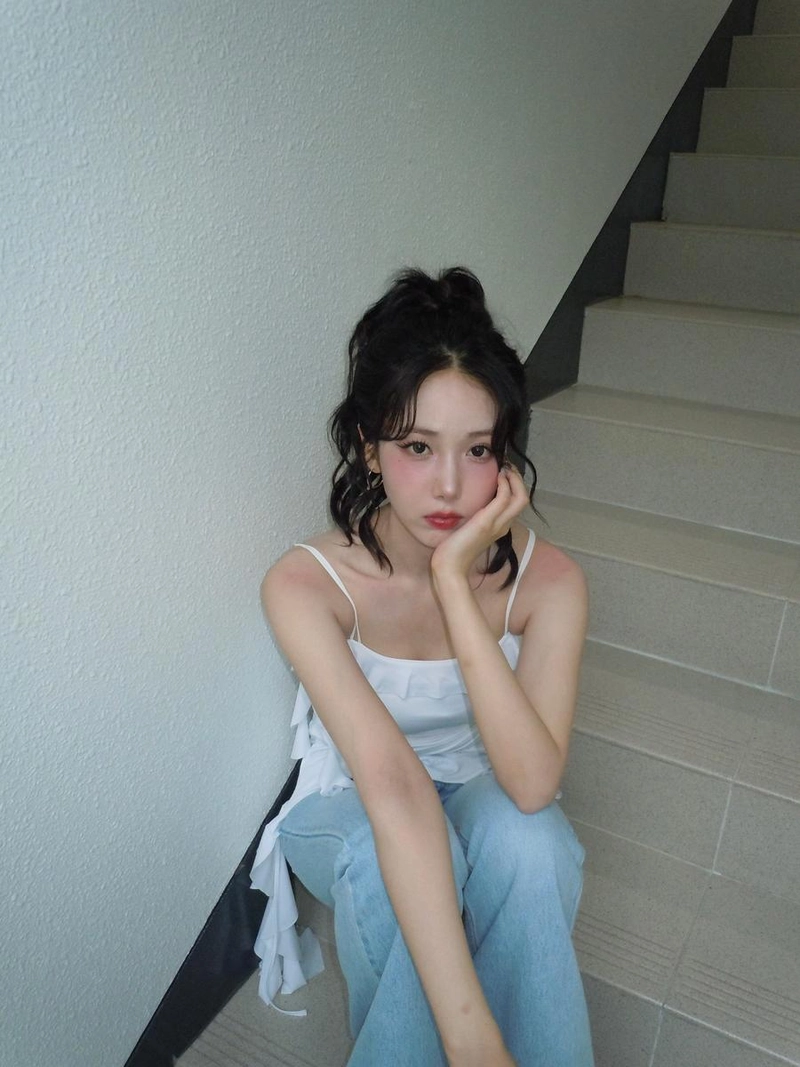 “덥고 지친듯 머문 오후”…신비, 여름 계단→청초한 무드 / 비비지 신비 인스타그램