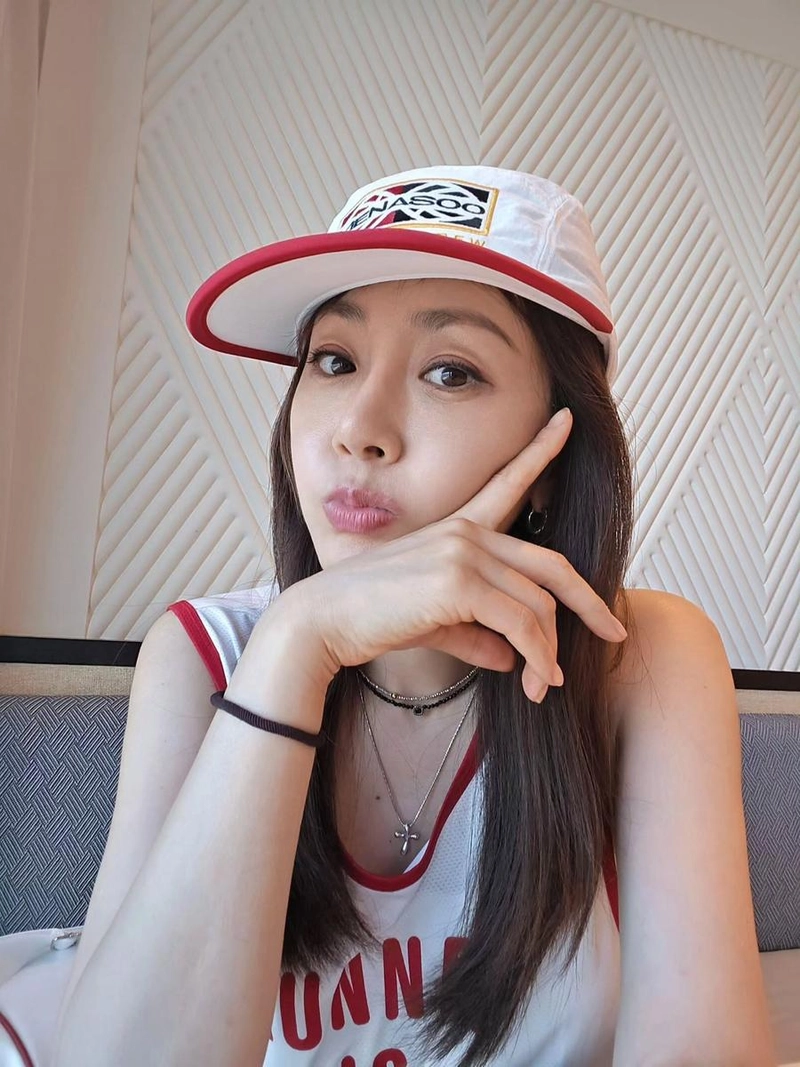 “고요하게 번지는 여름 오후”…오나라, 캐주얼 무드→청량 셀카 미소 / 배우 오나라 인스타그램