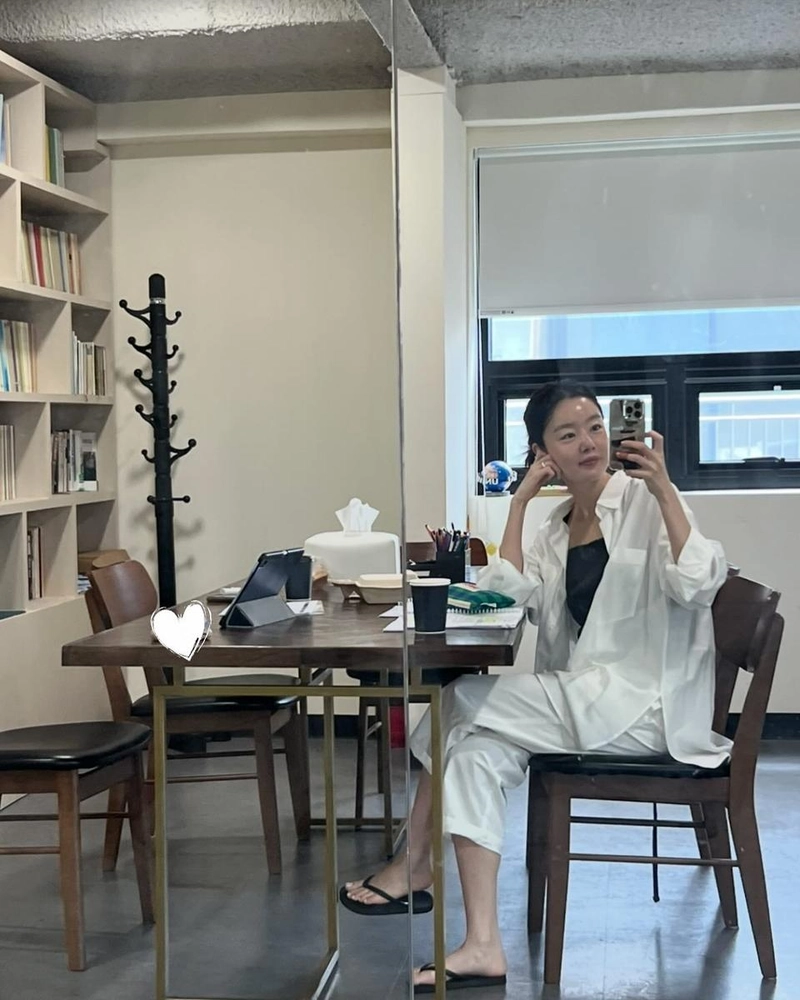 “오전의 고요함 속 생각 나누기”…한선화, 흰 셔츠의 여름→달라진 표정에 담긴 여유 / 배우 한선화 인스타그램