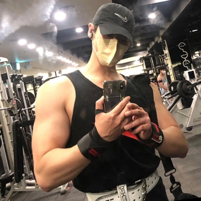 “거울 앞에서 마주한 자신”…한기웅, 집중의 한순간→여름 오후를 수놓다 / 배우 한기웅 인스타그램