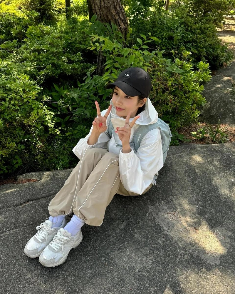 “등산은 힐링이지”…권은비, 싱그럽던 오후→자연 속 미소 / 가수 권은비 인스타그램