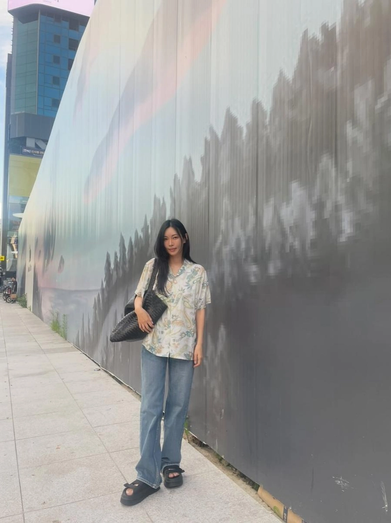 “바람 머문 오후였죠”…김소연, 도심 산책→여름 청량 감각 / 배우 김소연 인스타그램