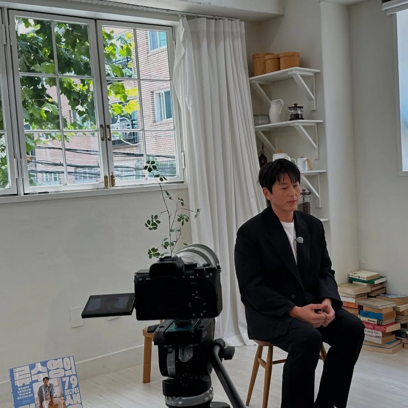 “오랜만에 깊이 있는 질문들”…류수영, 생각의 여운→차분한 여름 오후 / 배우 류수영 인스타그램