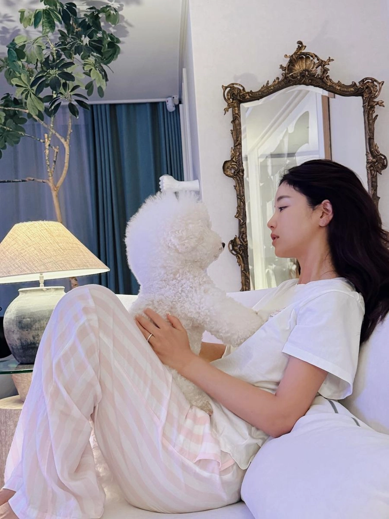 “요즘 zip 밀가루 안들어간 새우피자는 너무 맛있었다”…기은세, 휴식 속 따뜻한 여운→홈라이프 감성 충만 / 배우 기은세 인스타그램