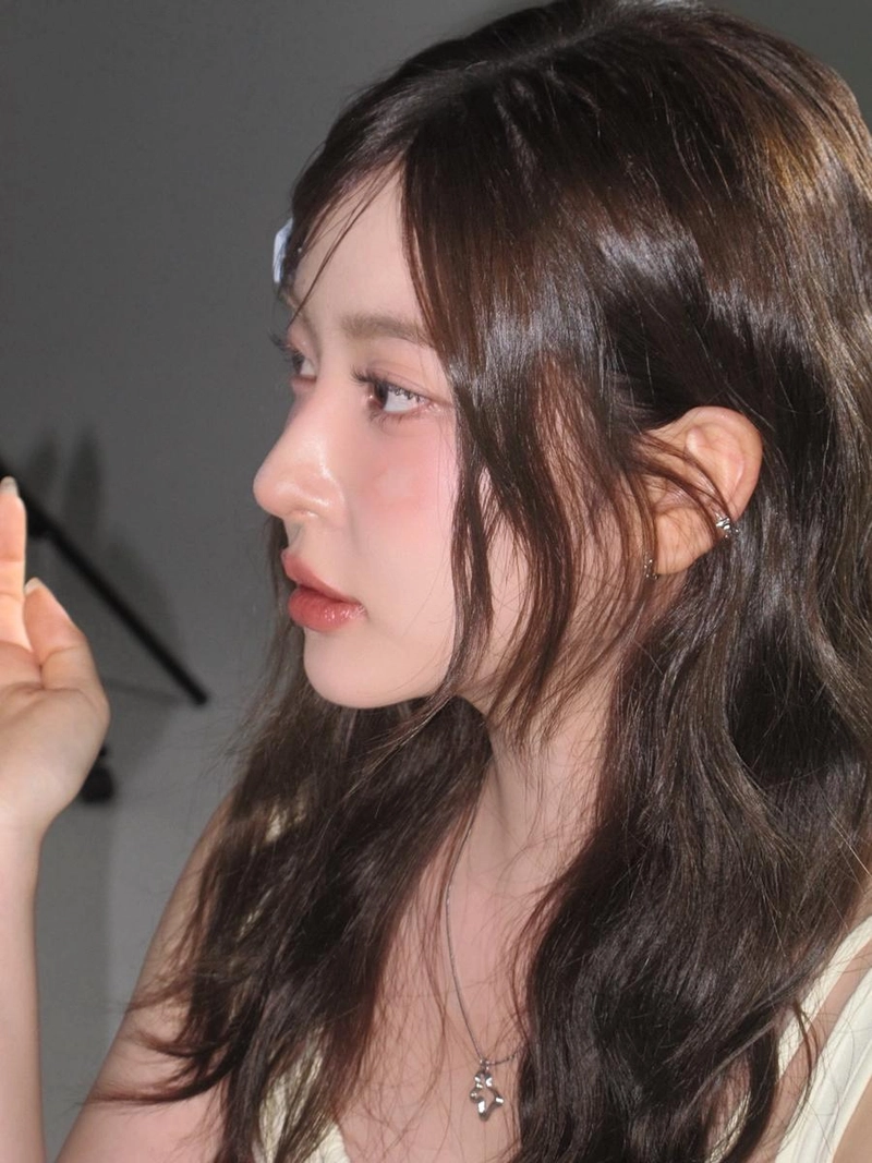 “여름 오후의 느린 숨결”…조수민, 빛결 머금은 눈빛→순수 감성의 정점 / 배우 조수민 인스타그램