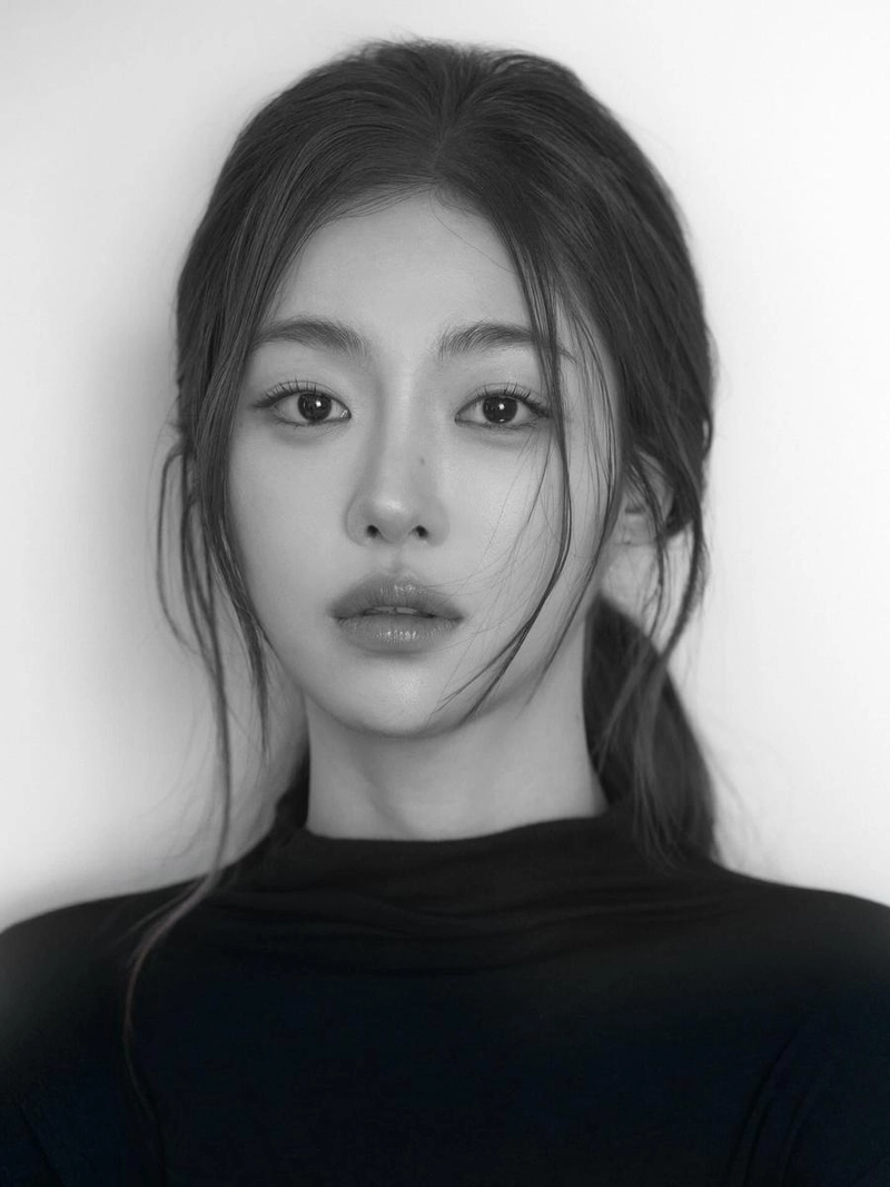 “고요 속에 번지는 눈빛”…송지우, 정적인 오후→단색 감성 폭발 / 배우 송지우 인스타그램