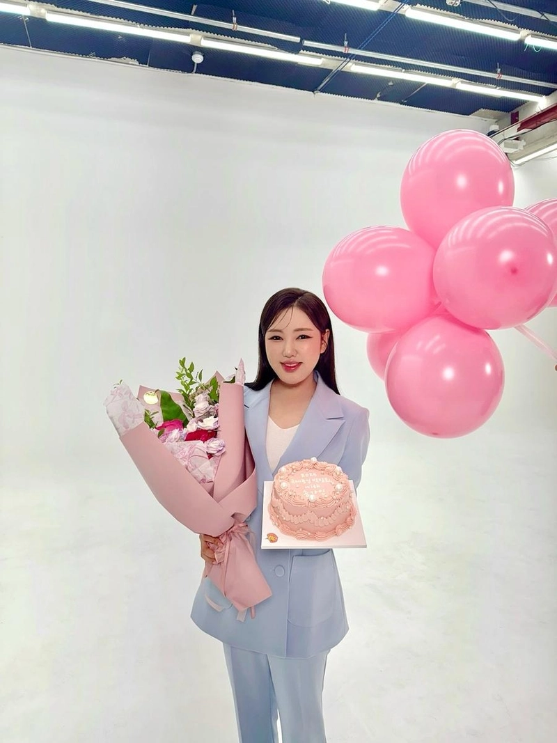 “분홍빛 향기로 가득 채웠다”…송가인, 환한 미소→축하 가득한 스튜디오 / 가수 송가인 인스타그램
