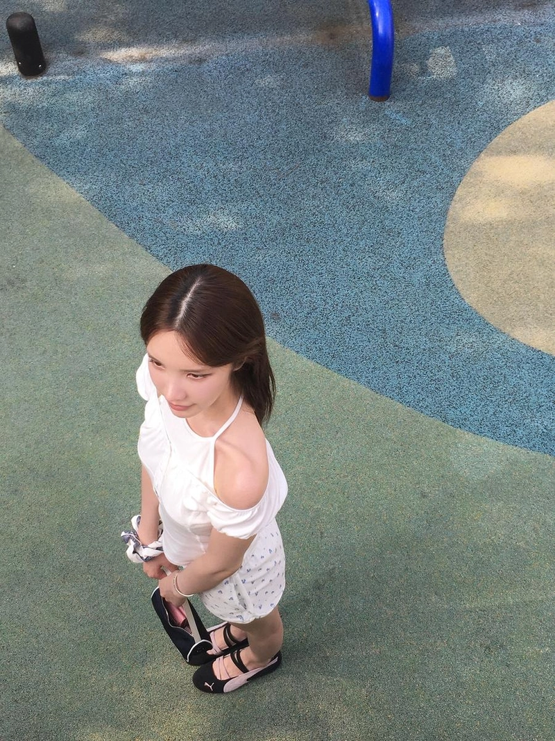“뜨거운 한여름의 한 장면”…수스, 햇살 가득→청량한 산책 분위기 / 가수, 유튜버 수스 인스타그램