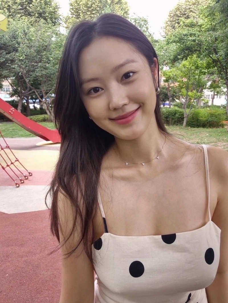 “잔잔히 스며든 미소”…최리, 여름 오후→싱그러운 공원 셀카 / 배우 최리 인스타그램