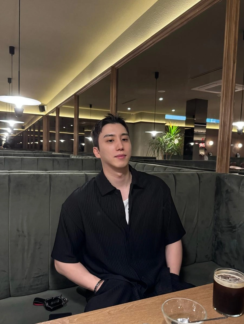 “여름의 작은 쉼표”…최창진, 고요 속 단정함→카페 감성 물씬 / 환승연애3 출연자 회사원 최창진 인스타그램
