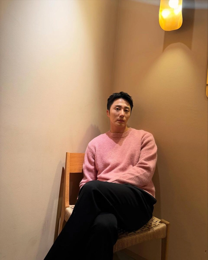 “고요한 시선이 전하는 여름 밤”…정일우, 핑크 스웨터→고독한 온기 / 배우 정일우 인스타그램