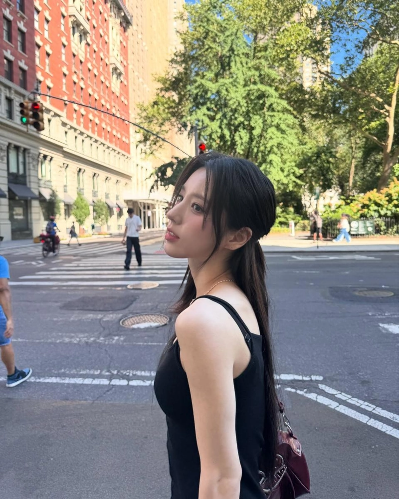“도시를 걷는 자신감”…희진, 뉴욕 여름→시선 압도 / 걸그룹 아르테미스 희진 인스타그램