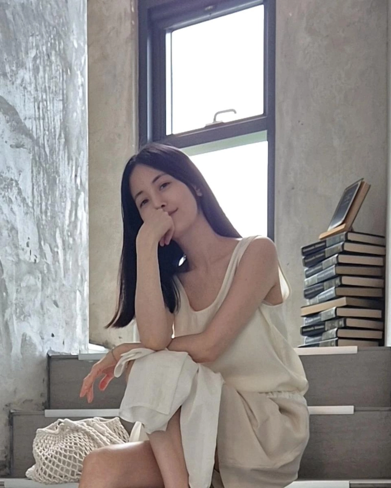 “책이 너무 많 아”…손여은, 여름 오후 고요 속→지적 매력 발산 / 배우 손여은 인스타그램
