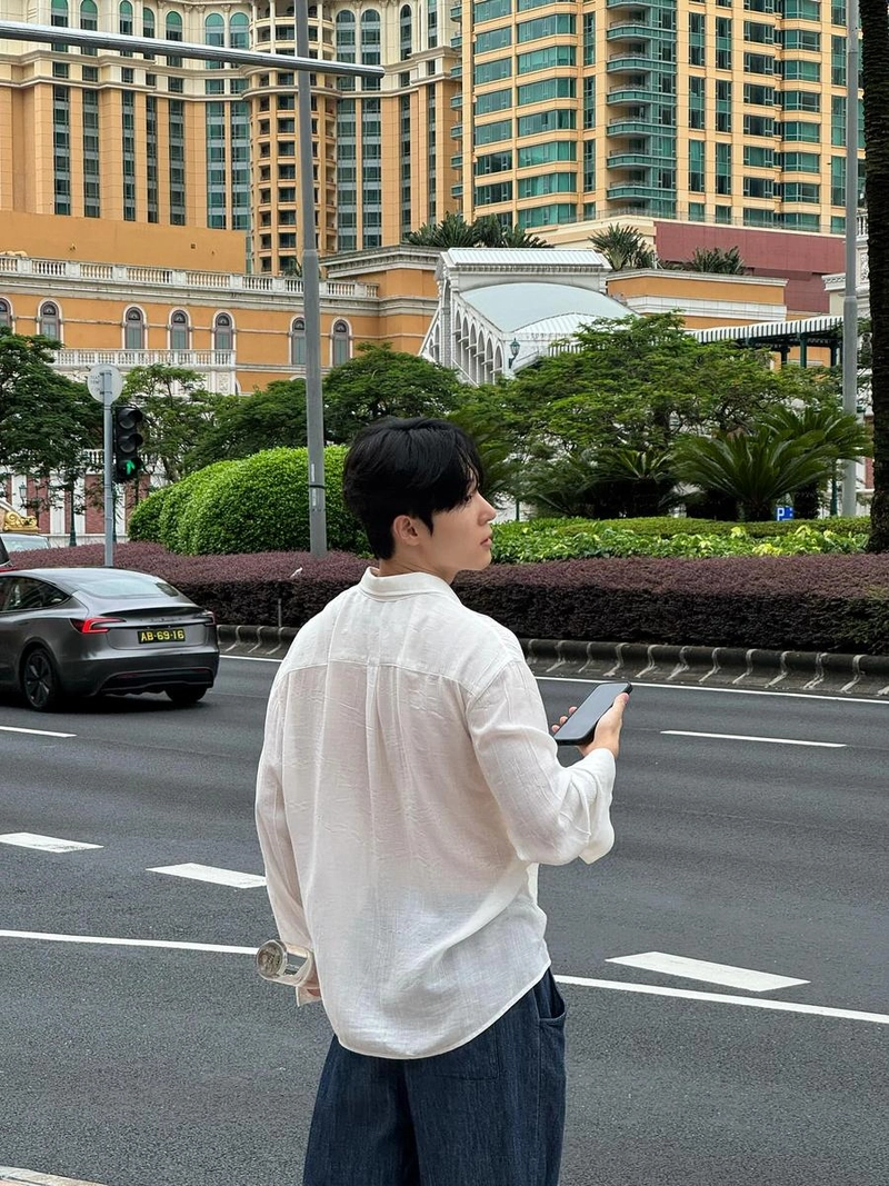 “도시와 나 사이의 잠깐의 멈춤”…국동호, 무더위 속 단정한 여유→마카오 산책 / 솔로지옥4 출연자 회계사 국동호 인스타그램