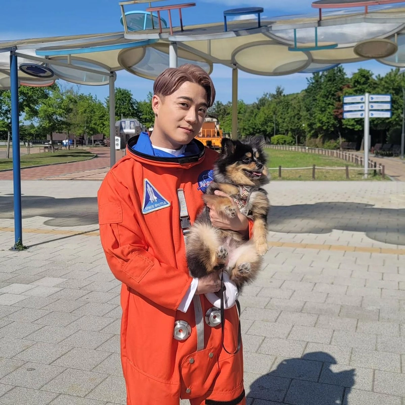 “아싸는 가끔, 아들과 우주여행을 준비하지요”…아웃사이더, 환한 미소→감성 대폭발 산책 / 래퍼 아웃사이더 인스타그램
