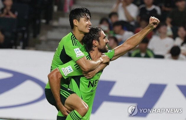 “김진규 중거리포 선제골”…전북, 강원 2-0 제압 19경기 무패 / 연합뉴스