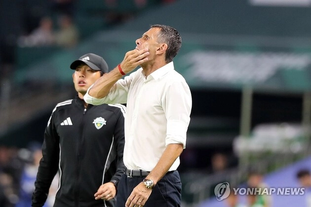 “송범근 향한 작심 질책”…포옛, 전북 지휘 아래 19경기 무패 행진 / 연합뉴스