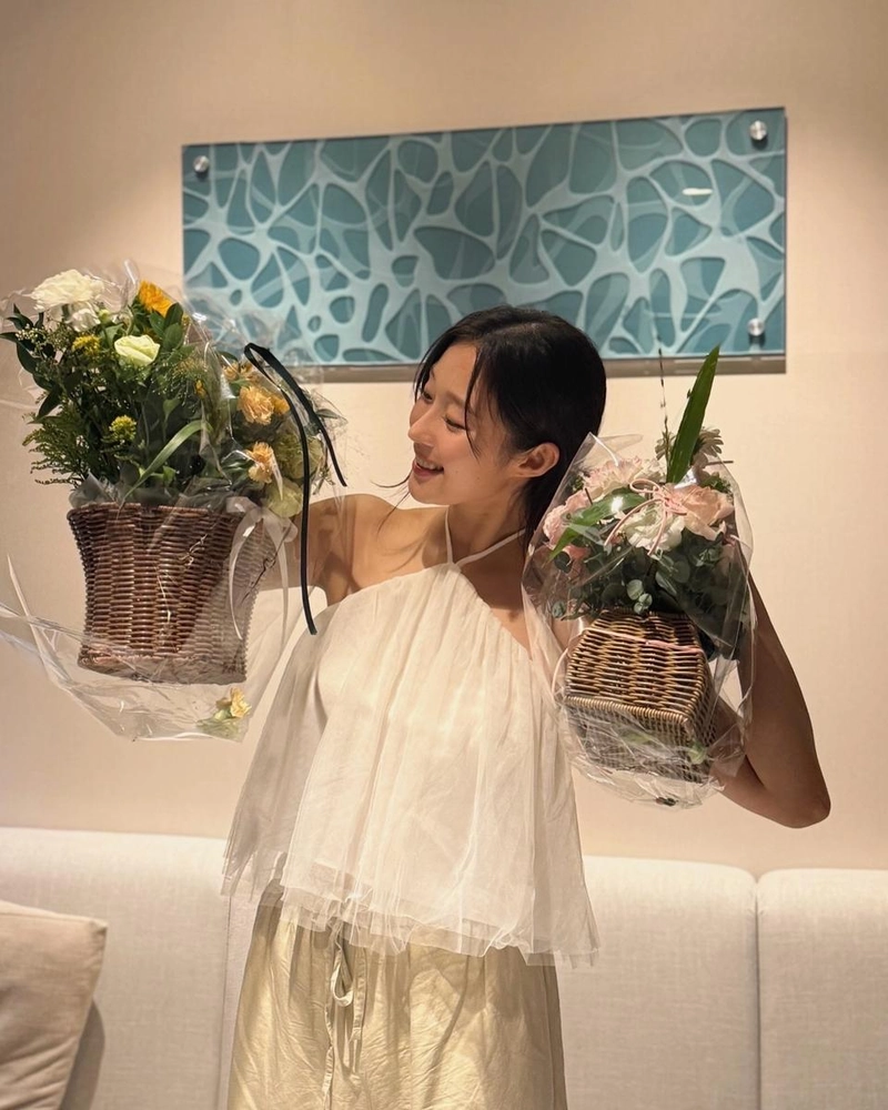 “따뜻한 마음들, 오래 기억할게요”…문채솔, 투명한 미소→여름 생일 축하 / 걸그룹 시그니처 문채솔 인스타그램