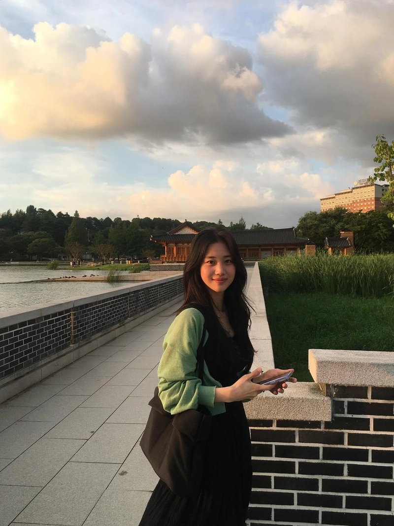 “제 이름의 끝 글자가 연꽃이라는 거”…홍화연, 노을빛 산책→여름 감성 일렁임 / 배우 홍화연 인스타그램