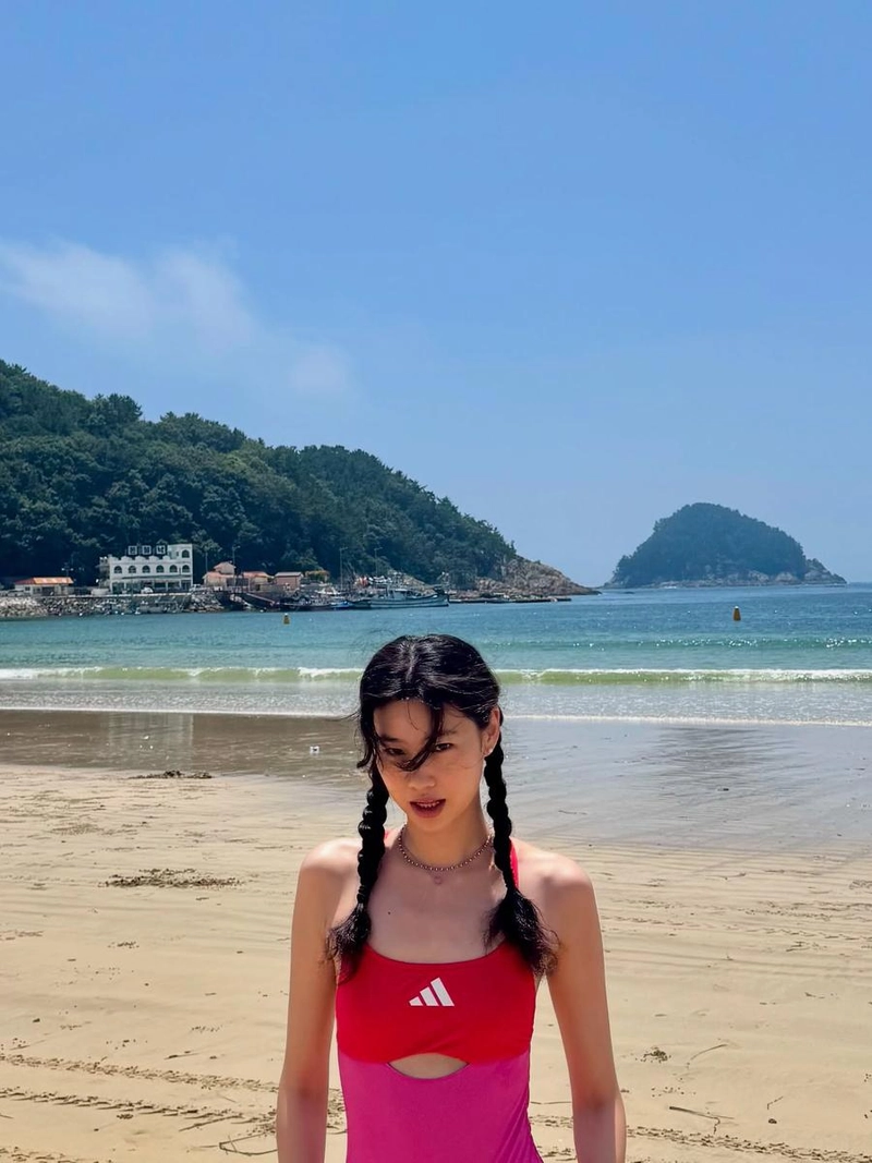 “여름빛 아래, 자유로웠다”…정호연, 해변에서의 소녀→청량감 압도 / 배우 정호연 인스타그램