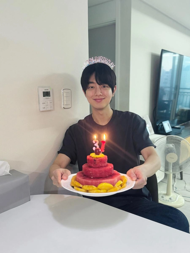 “일년의 시작은 오늘”…박재형, 과일케이크 미소→서른한 살의 다짐 / 인플루언서 박재형 인스타그램