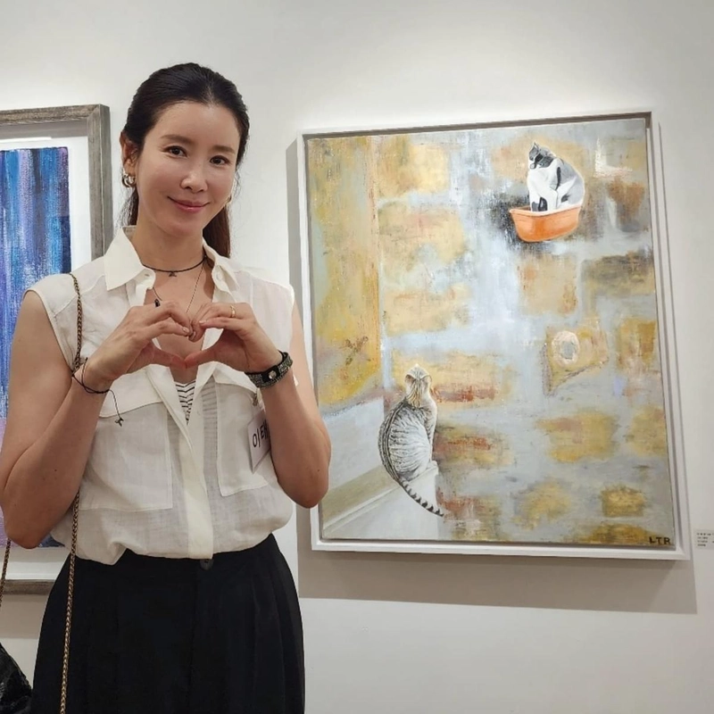 “함께 보낸 10번째 여름”…이태란, 감사의 미소→작품 앞 여운 / 배우 이태란 인스타그램