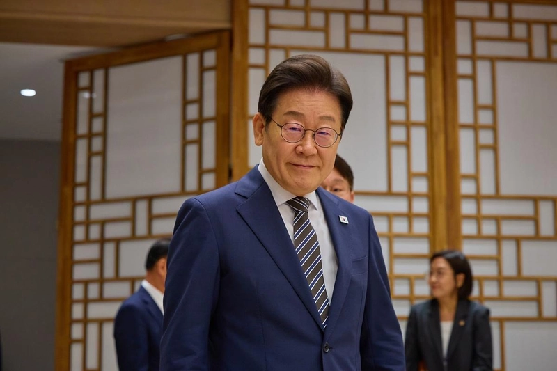 “정치는 없는 길을 만들어야”…이재명, 신뢰 미소→여름 임명식 현장 / 정치인 이재명 인스타그램