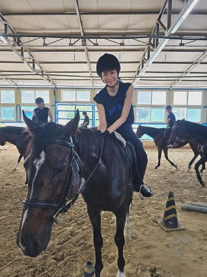 “올해 말은 이 정도로”…김옥빈, 여름 햇살 아래→승마장에서 느낀 평온 / 배우 김옥빈 인스타그램