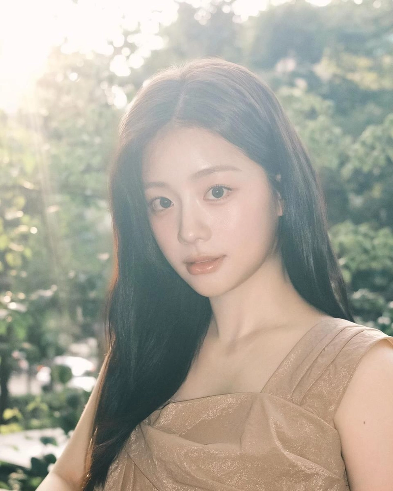 “빛을 머금은 순간”…채서안, 여름 햇살 아래→청초한 아우라 / 배우 채서안 인스타그램