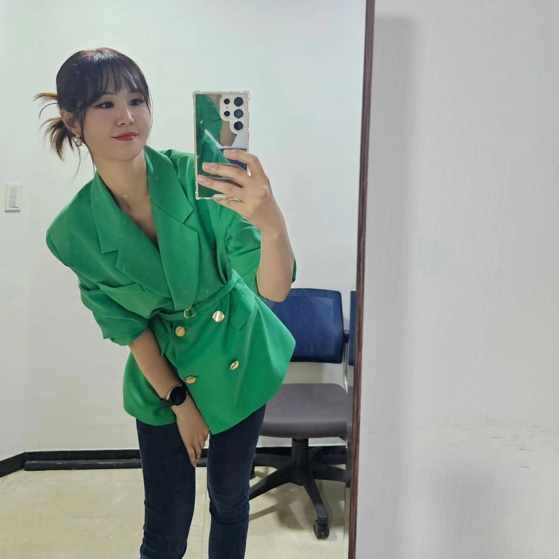 “녹화 직전 설렘 그대로”…윤수현, 밝은 여름날→그린 재킷 셀카 / 가수 윤수현 인스타그램