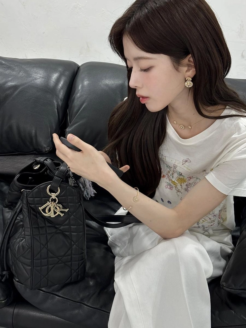 “정말 내 스타일인 자연스러운 톤”…노정의, D-MOTION BAG과 만남→여름 무드 속 고요한 순간 / 배우 노정의 인스타그램