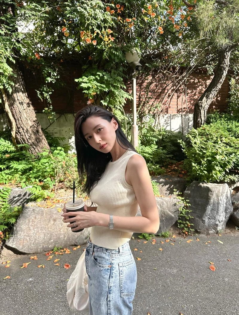 “여름 볕 아래 담백한 눈빛”…권나라, 초록 잎새 속→청량한 산책 인증 / 배우 권나라 인스타그램