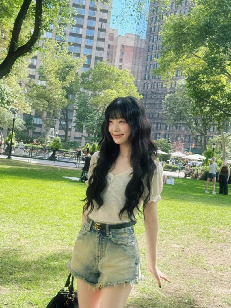 “푸른 오후, 빛처럼 머물다”…최리, 여름 공원→자연 속 청량 미소 / 걸그룹 아르테미스 최리 인스타그램