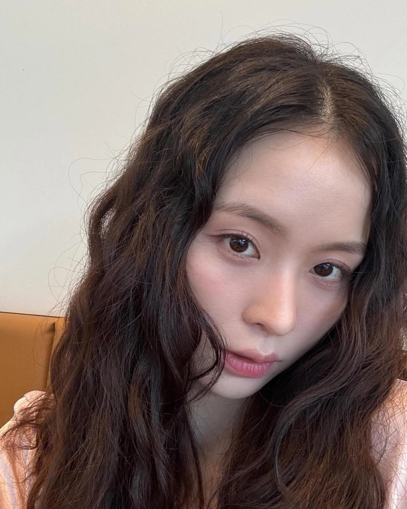 “지혜란 작은 속삭임”…최윤라, 나른한 오후→고요한 시선 압도 / 배우 최윤라 인스타그램